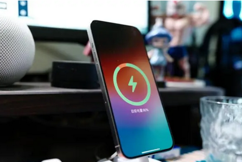 常平镇苹果15换屏服务分享用什么充电器给iPhone15充电更好 